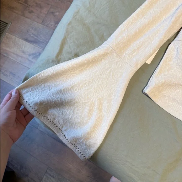 Shyanne bell sleeved top - Picture 4 of 7